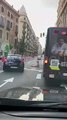 Una mujer obstaculiza el tráfico en la via Laietana de Barcelona