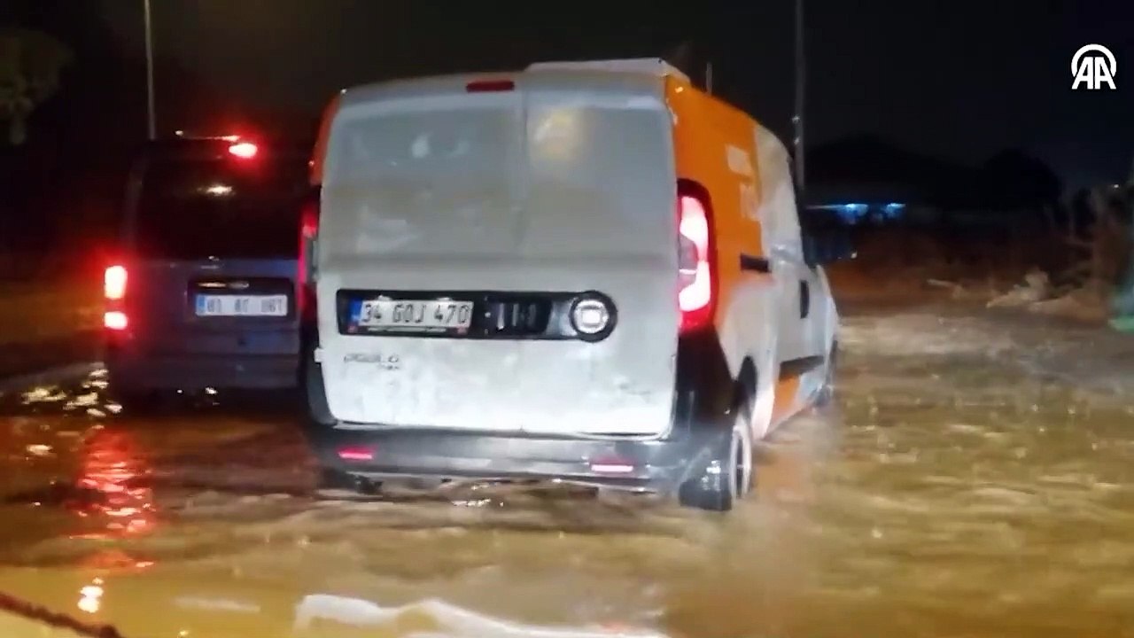 Sel İstanbul'u vurdu... Sokaklar göle döndü, işte o görüntüler