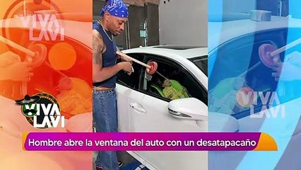 Hombre abre ventana de auto con un destapacaños