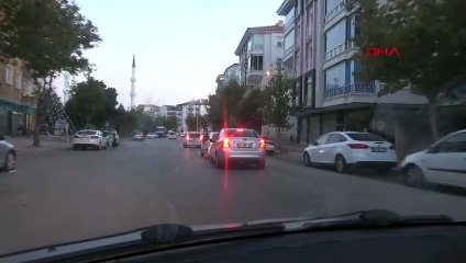 Seyir halindeki otomobilin kaputuna uzanan kişi tepki çekti