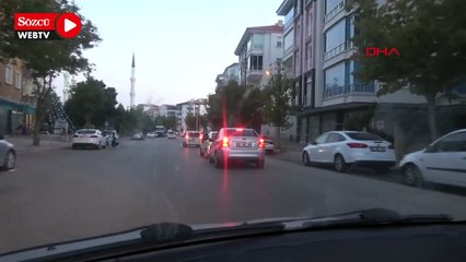 Скачать видео: Seyir halindeki otomobilin kaputuna uzanıp, öndeki aracı ayaklarıyla itti; o anlar kamerada