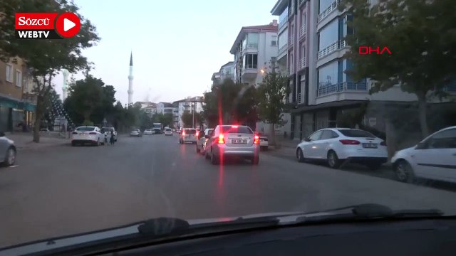 Seyir halindeki otomobilin kaputuna uzanıp, öndeki aracı ayaklarıyla itti; o anlar kamerada