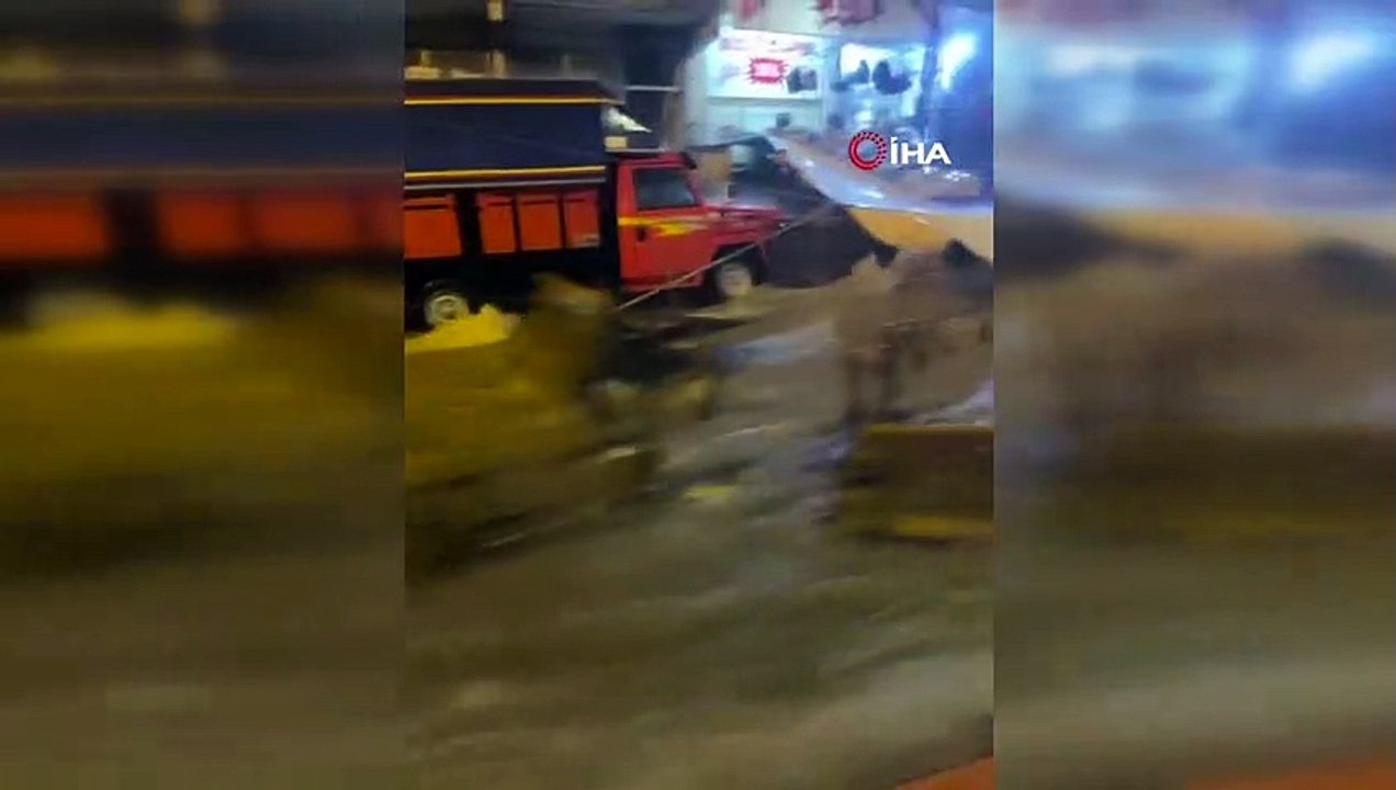 İstanbul'u sel teslim aldı! Bir kişi hayatını kaybetti