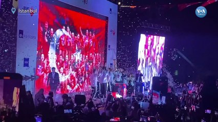Gençler ve kadınlar Ebrar Karakurt'un yanında