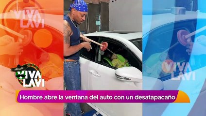 Hombre abre ventana de auto con un destapacaños