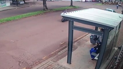 Câmera mostra acidente entre patinete e carro no Maria Luiza