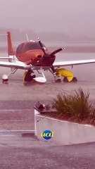 Funcionários de aeroporto seguram avião durante tempestade em BH