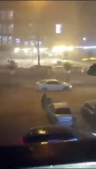 Başakşehir'de bir kadın, sel sularına kapılan küçük çocuğunu son anda kurtardı
