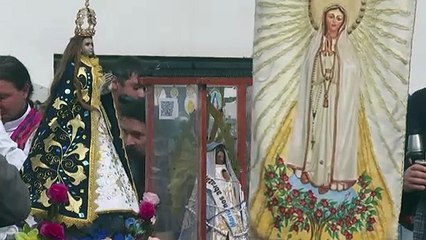 Após críticas de Milei, padres comunitários celebram missa em apoio ao papa