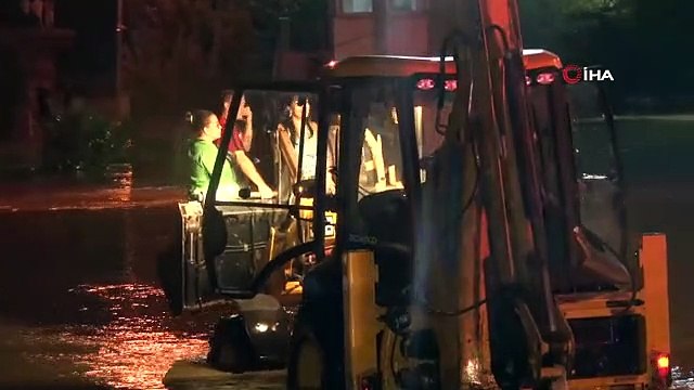 Halkalı Gümrüğü'nde sel suları nedeniyle mahsur kalanlar kurtarılıyor