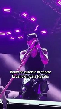 Rauw Alejandro se quiebra en vivo al cantar tema dedicado a Rosalía.