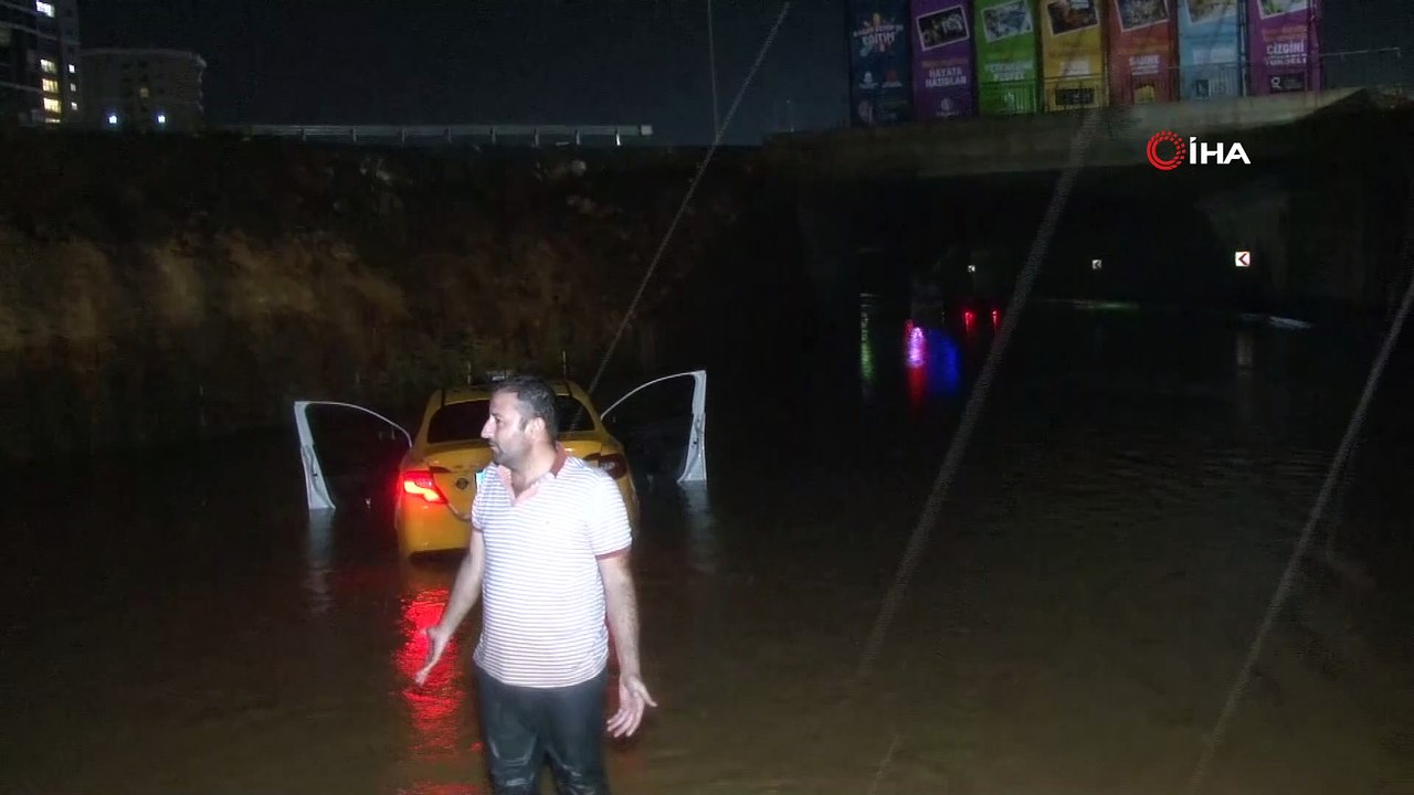 Başakşehir ve İkitelli'de araçlar suya gömüldü