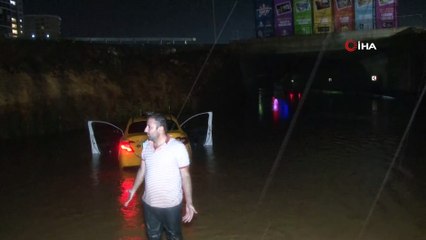 Başakşehir ve İkitelli'de araçlar suya gömüldü