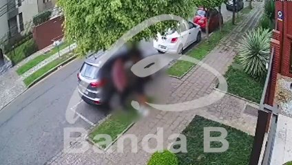 Dupla é presa suspeita de integrar 'gangue da bicicleta' no Guaíra; vídeo mostra assalto