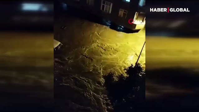 Küçükçekmece'de bodrum katta mahsur kalan vatandaş böyle kurtarıldı 