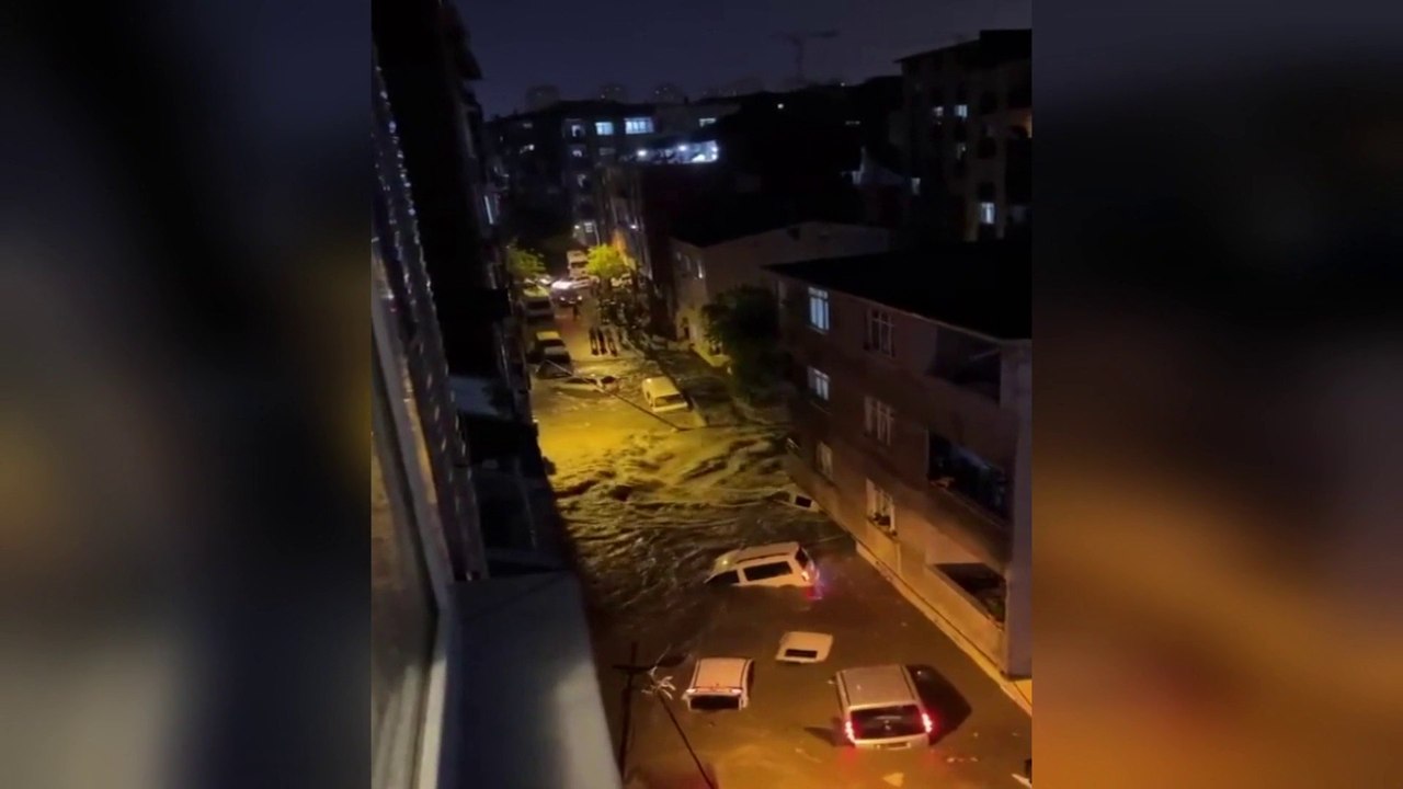 وفاة شخصين جراء فيضانات اجتاحت مناطق في #إسطنبول التركية  #العربية