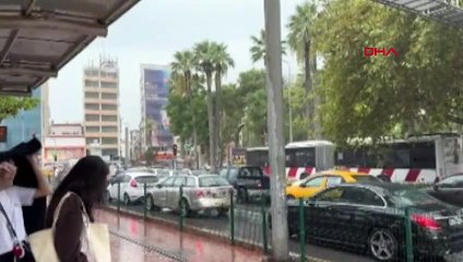 İzmir'de Sağanak Yağış: Cadde ve Sokaklarda Su Birikintileri Oluştu