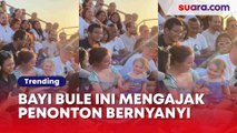 Menggemaskan! Bayi Bule Ini Bernyanyi Bersama Wisatawan di Bali