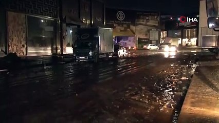 Başakşehir Mobilyacılar Sitesi’nde sağanak yağış sonrası selde sürüklenen araçlar dükkanlara girdi