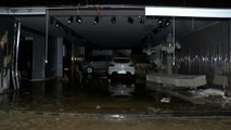 İkitelli mobilyacılar sitesini su bastı; araçlar mağazalara girdi