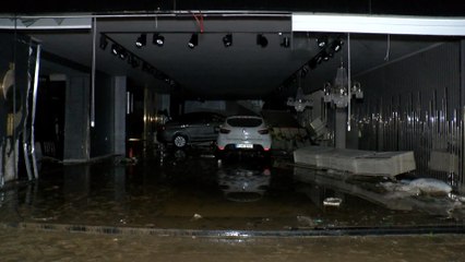 İkitelli mobilyacılar sitesini su bastı; araçlar mağazalara girdi