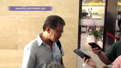 Momen Rocky Gerung Datang ke Bareskrim Sambil Teleponan