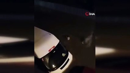 İstanbul'da sağanak yağış nedeniyle evini su basan vatandaş yüzerek kurtuldu
