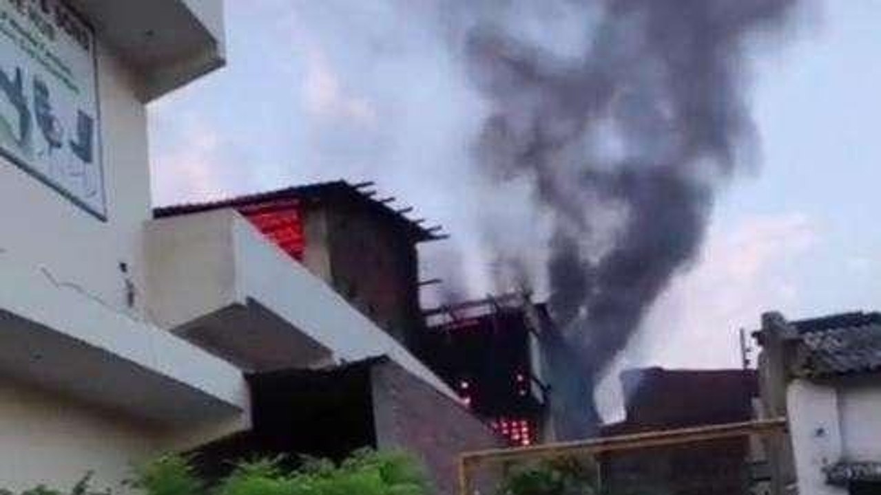गाजियाबाद: फर्नीचर की फैक्ट्री में लगी भीषण आग, मची भगदड़