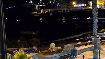 Download Video: Maltempo alle Eolie, la manovra d'attracco del traghetto al porto di Lipari