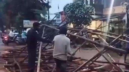 కరీంనగర్: ఫ్లెక్సీ మీద పడి మహిళకు తీవ్ర గాయాలు