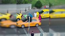 İstanbul'da taksici ve kadın müşterilerin tekmeli kavgası kamerada: Yere savurduğu kadın çanta fırlattı