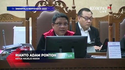 Momen Hakim Ingatkan Lukas Enembe untuk Sopan di Persidangan