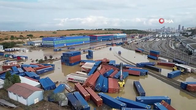 İstanbul Halkalı Gümrüğü'nde sel suları nedeniyle su baskını yaşandı