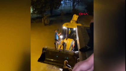 Halkalı'da kafenin çatısında mahsur kalan 68 kişi botlarla kurtarıldı