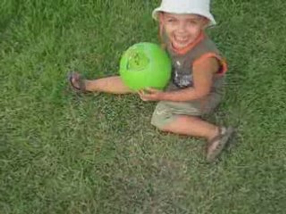 Sebas jugando futbol