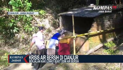 Warga Mendaki Bukit Lewati Lembah Mencari Sumber Air Bersih
