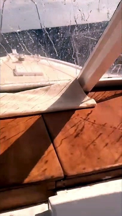 Con il mare forza 5 il barcone trasporta un gruppo di turisti a Panarea