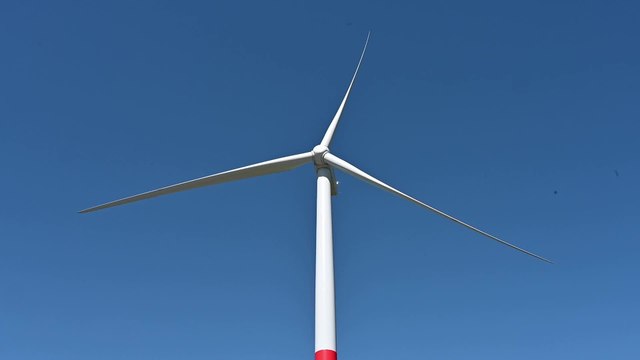Une éolienne installée sur une aire d'autoroute pour la première fois en Wallonie