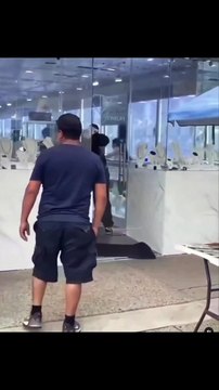 Etats-Unis: Regardez les images de ces employés d’une bijouterie en Californie qui ont fait fuir un homme commettant un vol dans le magasin - VIDEO