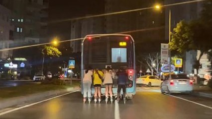 Patenli 4 gencin halk otobüsünün arkasında tehlikeli yolculuğu