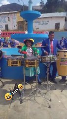¡Con la mejor actitud! Mujer sorprende tocando la batería junto a una banda