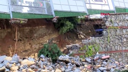 İstanbul'da sel sonrası çöken duvar, kamyoneti ikiye böldü