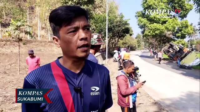 Truk Pengangkut Pupuk Terguling Menimpa Pengendara Sepeda Motor