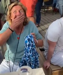 Un fils surprend sa mère après de longs mois d'absence