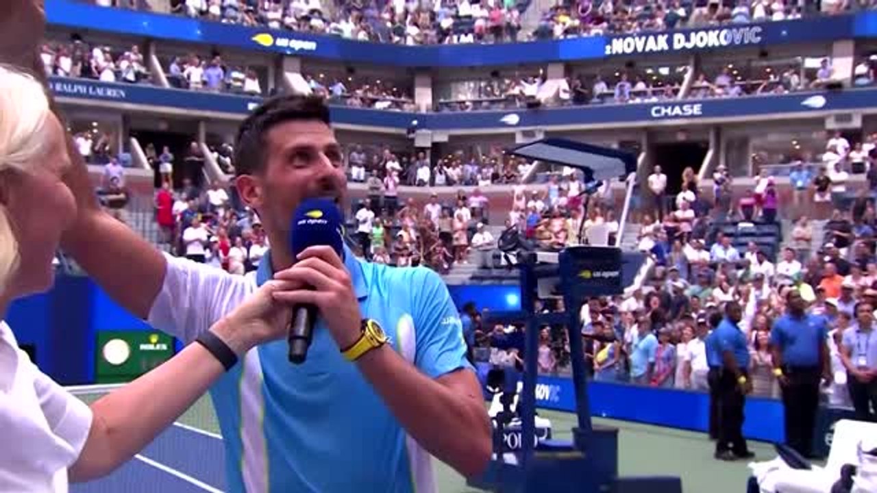 Djokovic klaut mikrofon und singt beastie boys