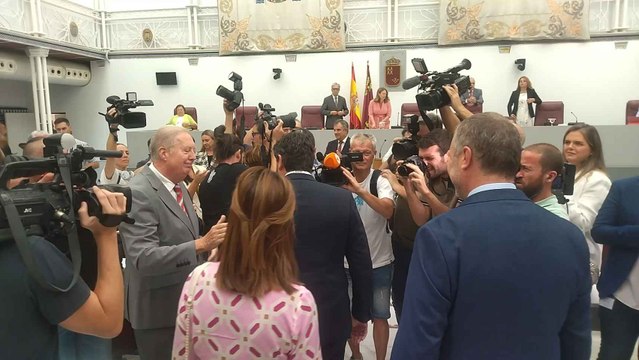 Fernando López Miras recibiendo aplausos de los diputados populares, este miércoles, a su llegada a la Asamblea Regional.