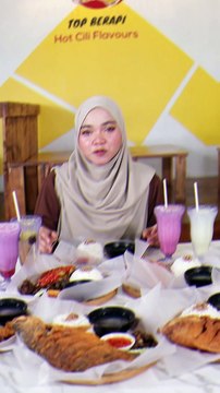 Terliur tak? Siapa nak rasa makan AYAM GEPOK TOP BERAPI @ayamgepoktopberapi boleh datang ke Sinarplus Makan Fest, di Dataran Karangkraf, Seksyen 15 Shah Alam.