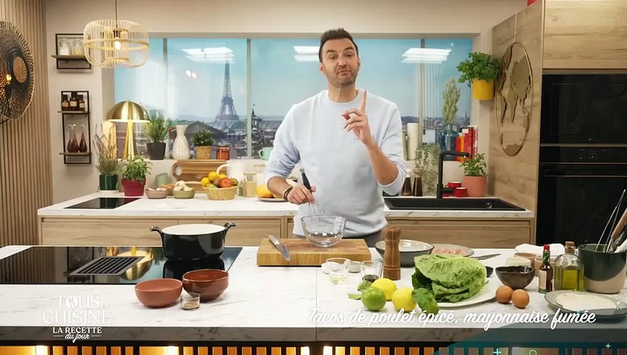 Cyril Lignac sa recette des tacos de poulet épicé, mayonnaise fumée