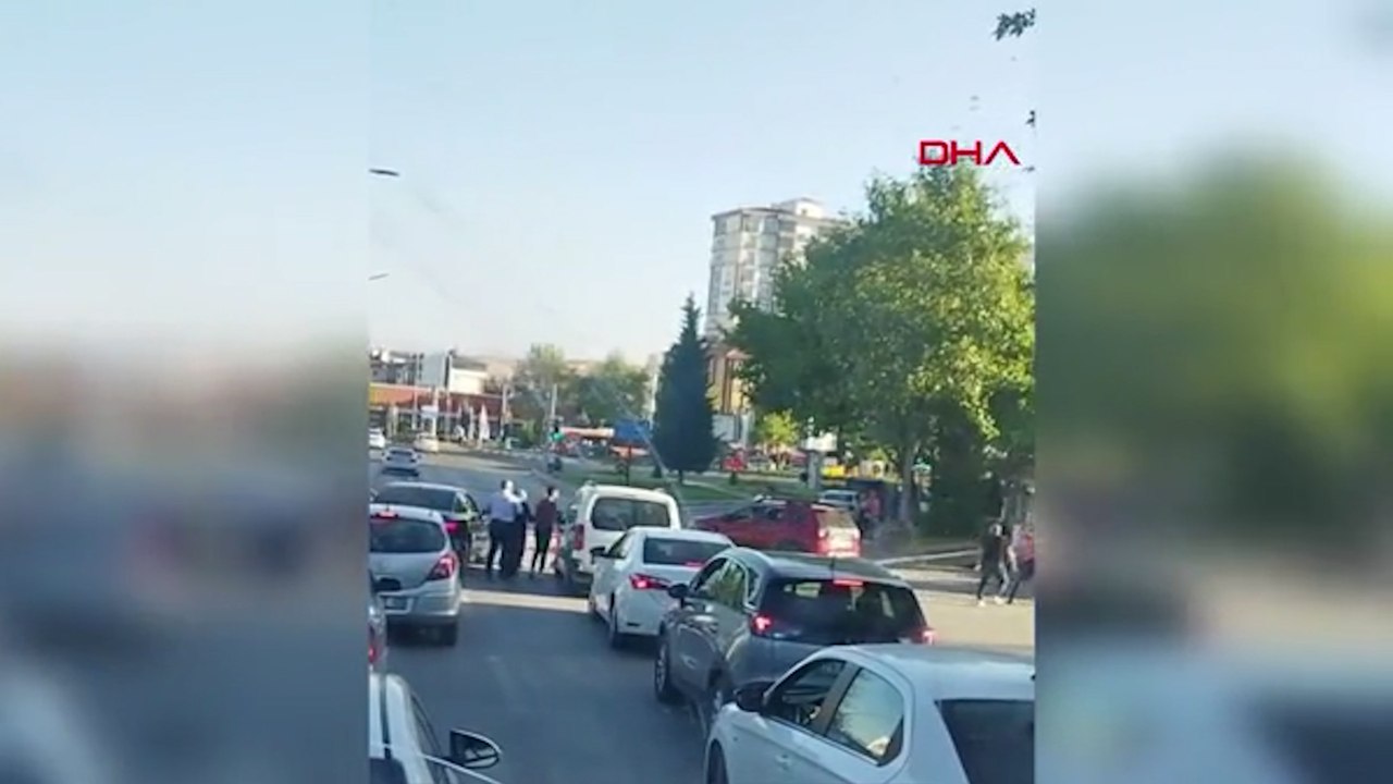 Trafikte tekmeli, yumruklu 'yol vermeme' kavgası kamerada