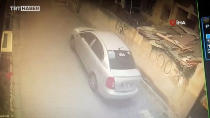 Çocukların el frenini indirdiği otomobil apartmanın bahçesine düştü